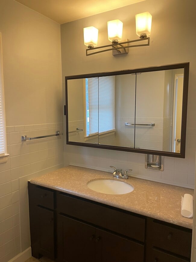 Building Photo - 565 E Chadwick Dr