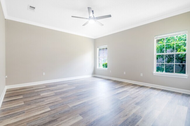Building Photo - 5931 Hermitage Dr