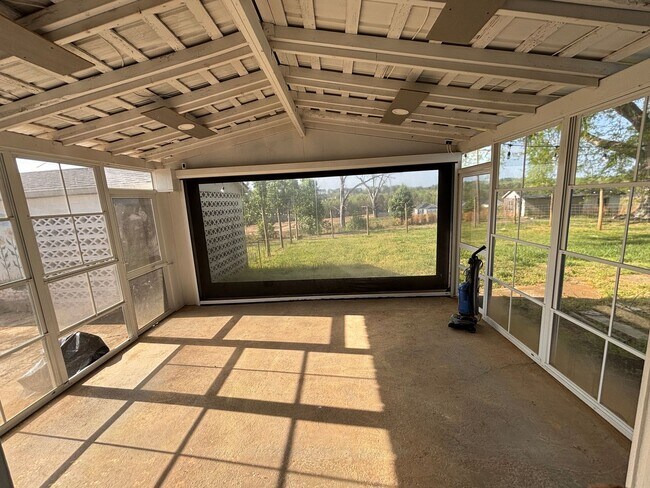 Building Photo - Newly Renovated Stunning Home