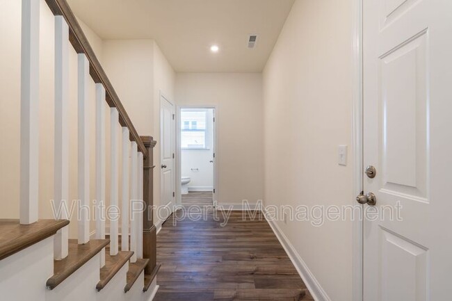 Building Photo - 1556 Cedar Tree Dr