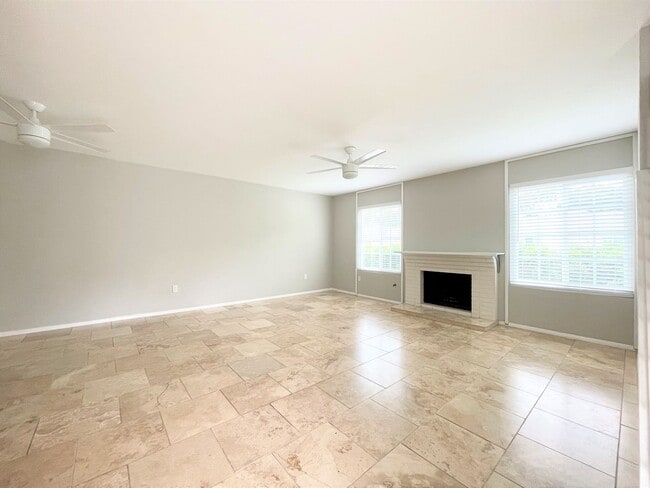 Building Photo - Charming Townhome in Desirable Calavera Hills!