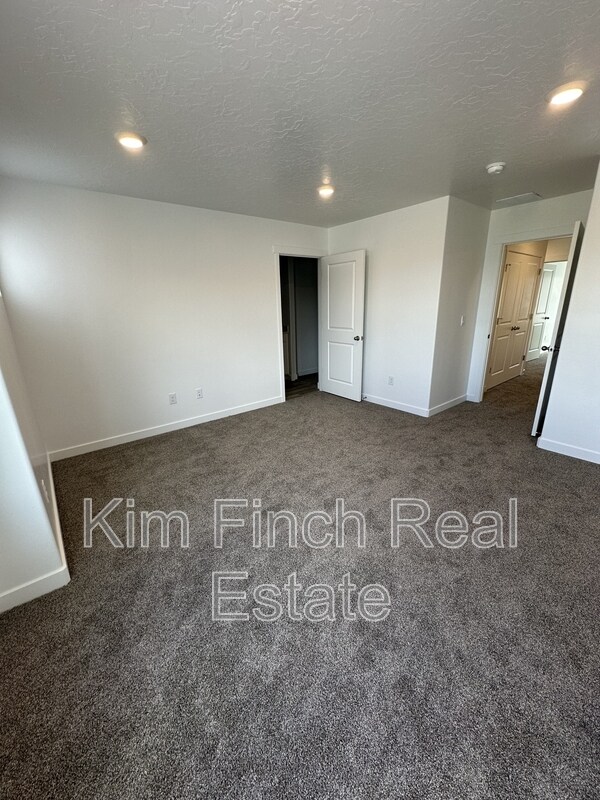 Building Photo - 887 E Seaside St