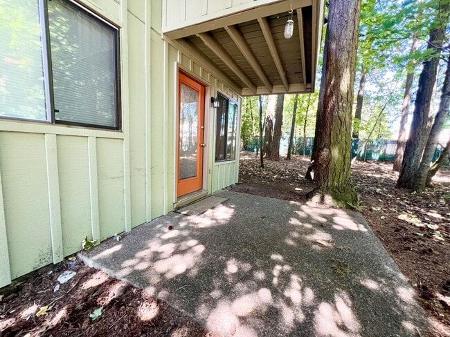 Building Photo - 2 Bed 1 Bath Apartment in Lake Oswego!