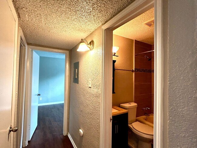 Building Photo - 2401 Manor Rd