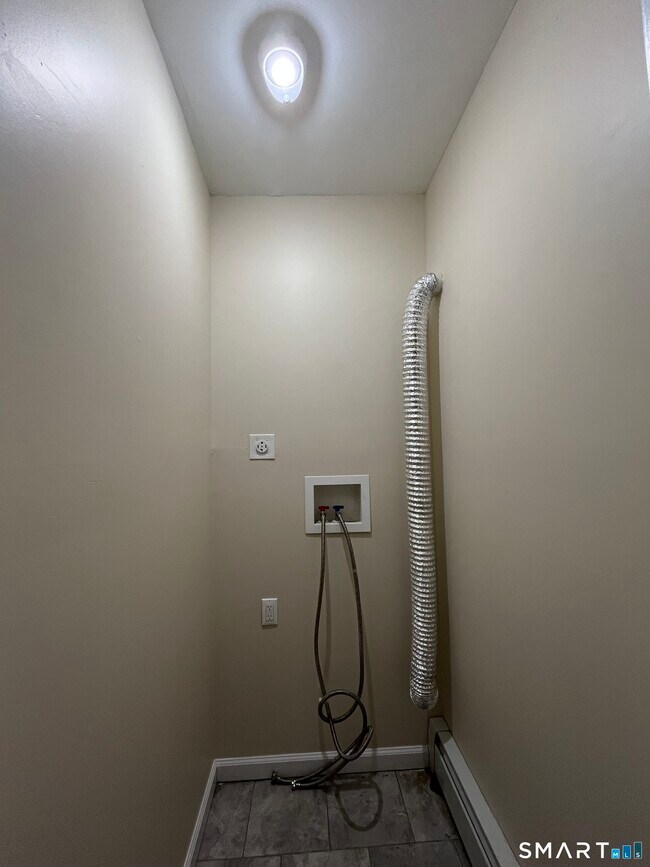 Building Photo - 410 S Main St