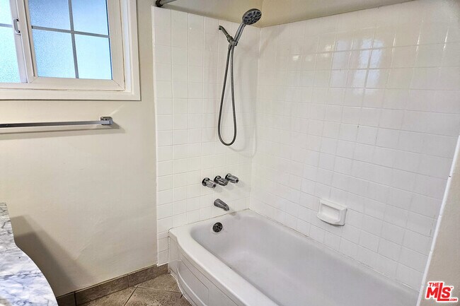 Building Photo - 9966 Glencrest Cir