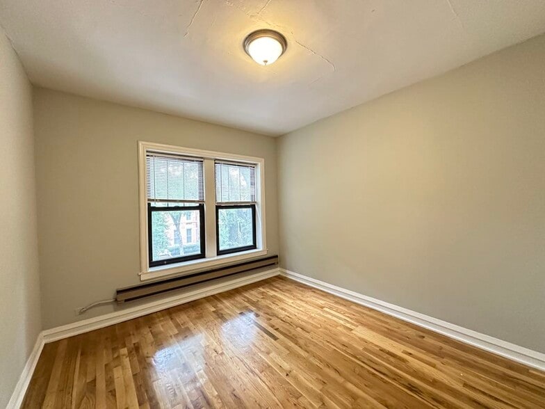 Building Photo - 823 W Wolfram St