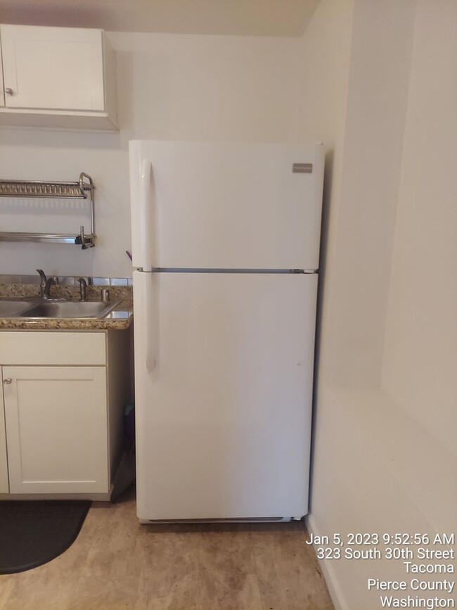 Building Photo - For Rent - Tacoma darling 1 bedroom 1 bath...