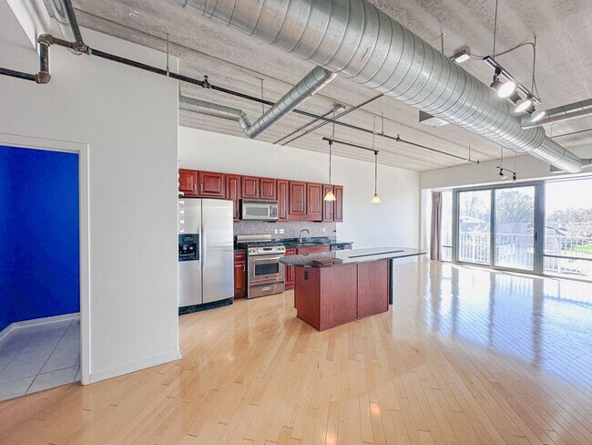 Building Photo - Luxury and Convenience in Royal Oak