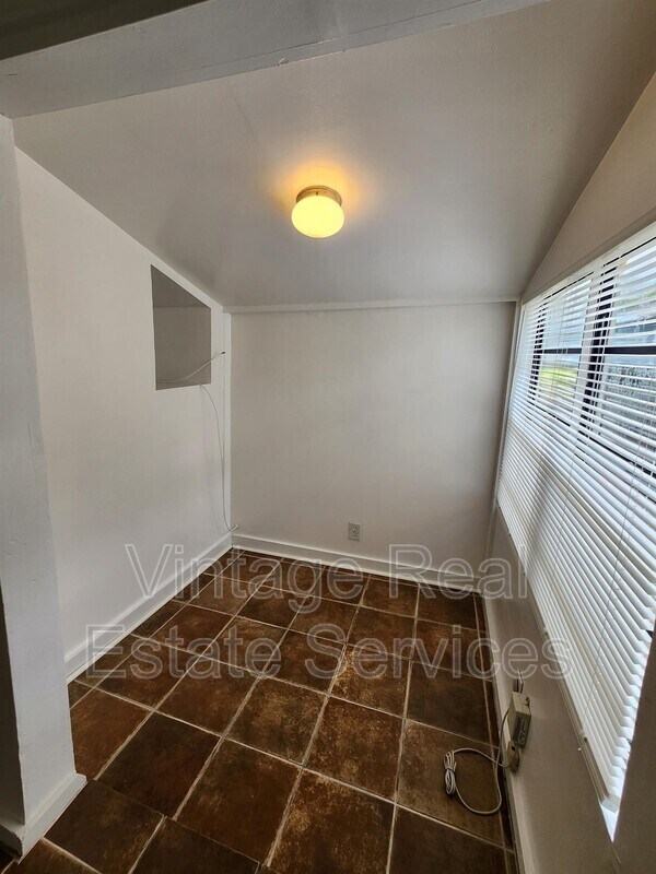 Building Photo - 309 W Comanche Ave