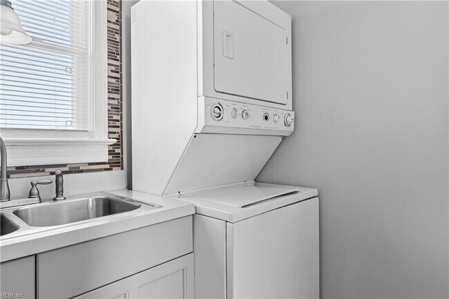 Building Photo - 1200 Little Bay Ave