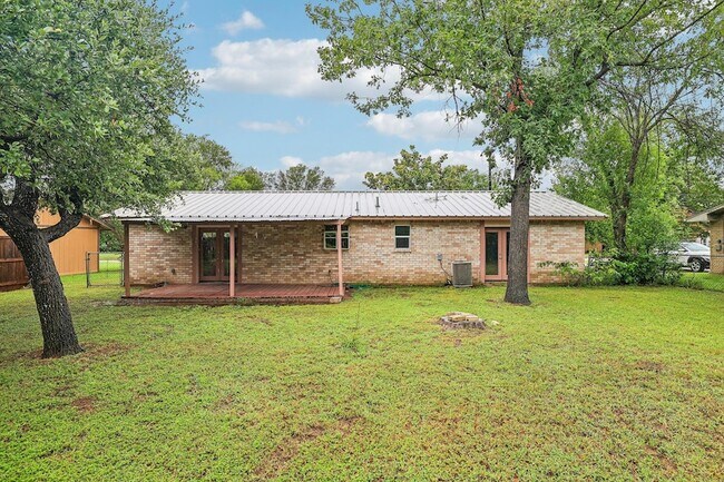 Building Photo - 410 Magnolia St