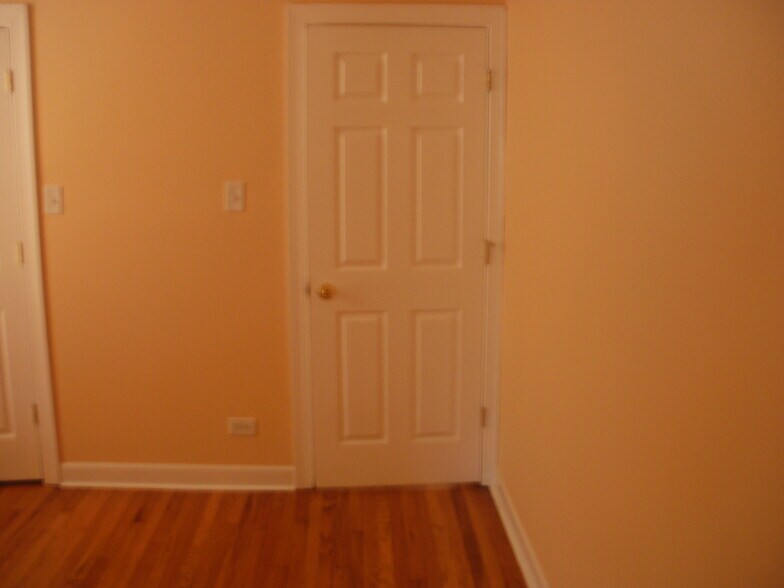 the bed room - 1706 N Mayfield Ave