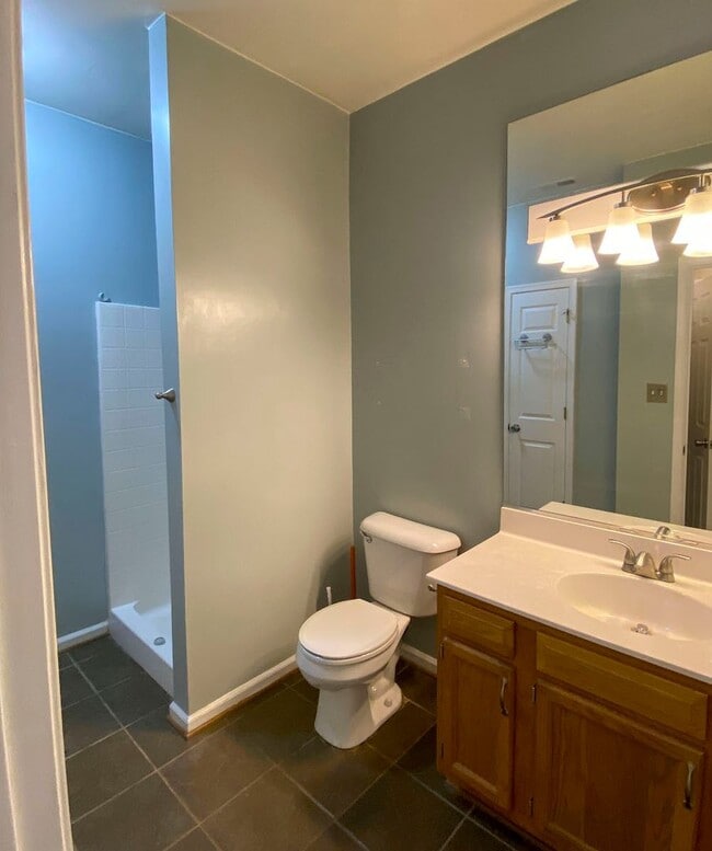 Building Photo - Townhome in sought after Coventry.