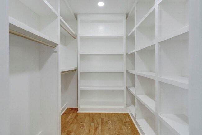 Building Photo - 5419 Dumfries Dr