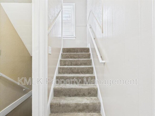 Building Photo - 84 E Mapledale Ave