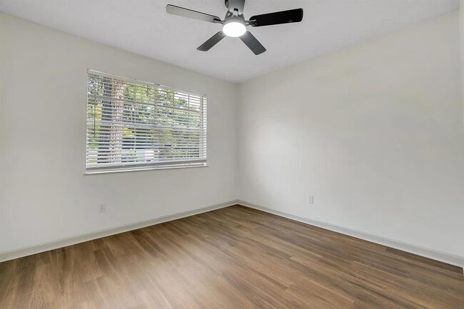 Building Photo - 1825 Sherwood Dr