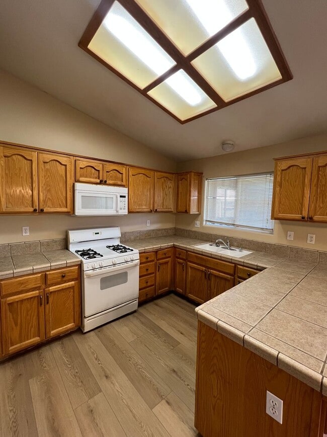 Building Photo - Southwest 4 bedroom