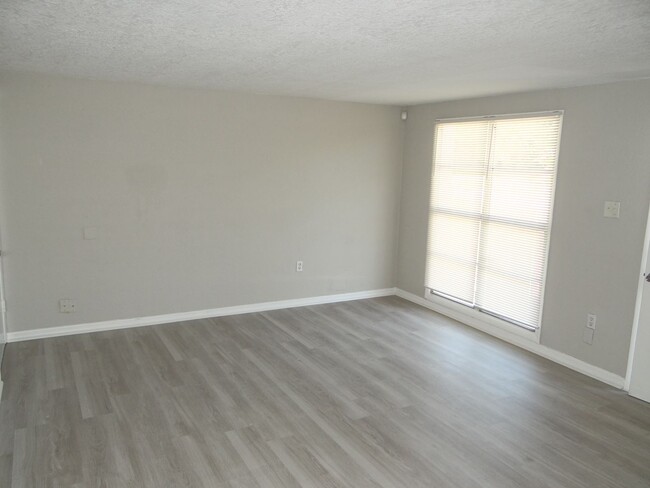 Building Photo - Renovated 4 / 2 rental - MOVE IN SPECIAL