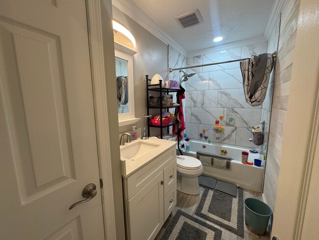 Building Photo - Spacious Three Bedroom Home