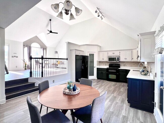Building Photo - COMING SOON!! HUGE Northland 4 Bed 2.5 Bat...