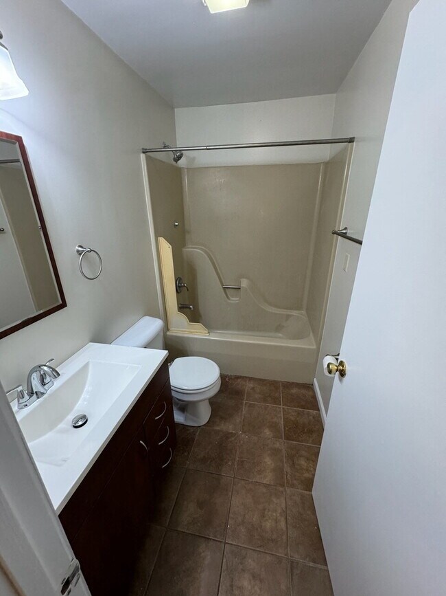 Building Photo - 2 Bed Single Level Apartment