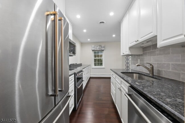 Building Photo - 364 E Ridgewood Ave