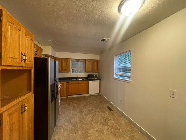 Building Photo - Affordable 3-Bedroom Duplex in Prime Springfield Location!