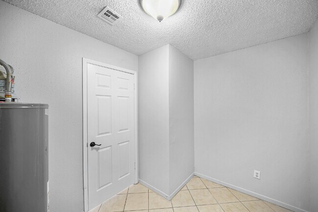 Building Photo - "Charming 3-Bedroom Haven on Gladewell Drive with Elegant Granite Touches!"