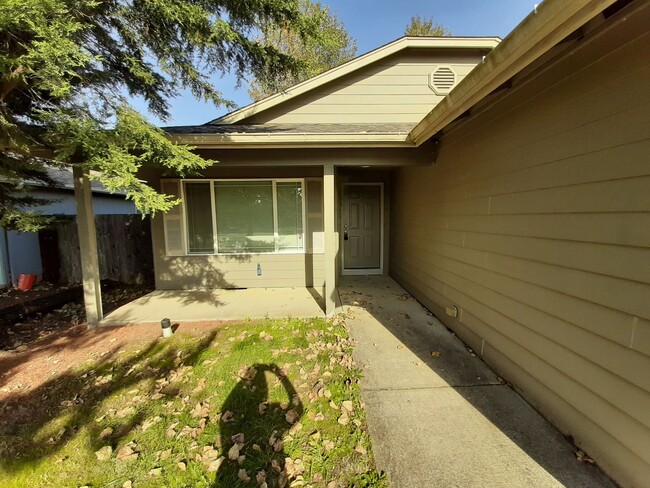 Building Photo - Nice 3 bedroom 2 bath Albany home in Clove...