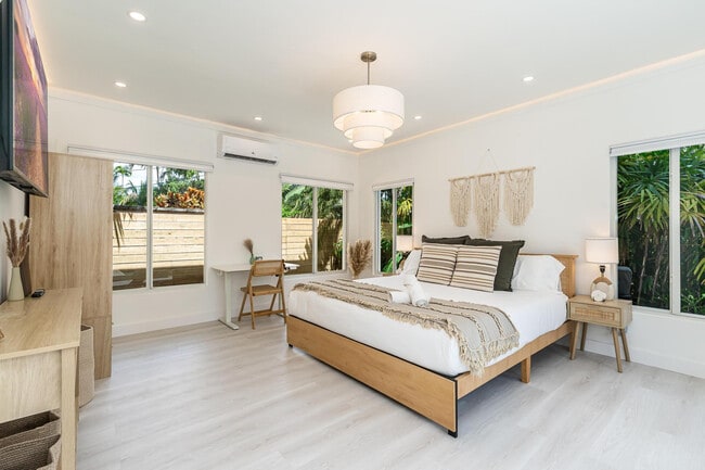 Building Photo - 616 NE 16th Terrace