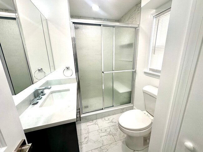 Building Photo - 11 Carlton St