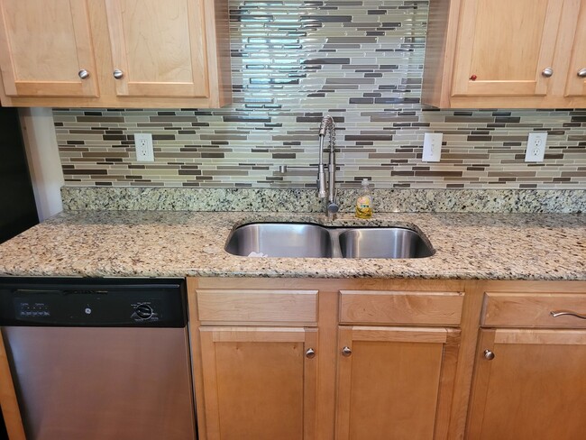 Building Photo - Gorgeous 3 bedroom, 2.5 bath townhome-styl...