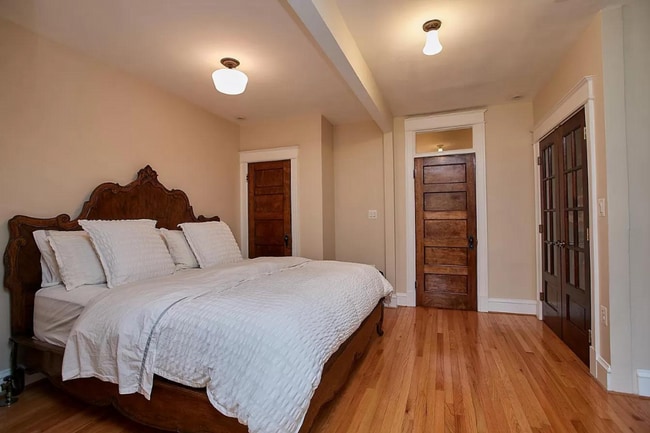 Building Photo - 3 level townhouse w 2br 2.5ba, parking spo...