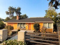 Building Photo - Charming single-level home. Monthly rental, fully furnished + all utilities. Fantastic location!