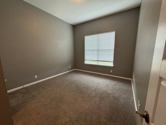 Building Photo - 4 bed 3 bath 2 car garage all maintenance ...