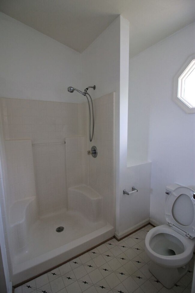 Building Photo - 2 Bedroom 2 Bath Townhome