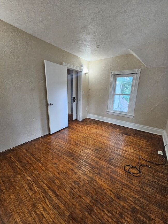 Building Photo - There is a $25 fee per application and eve...