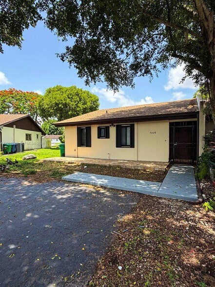 Building Photo - 5028 SW 138th Avenue Cir