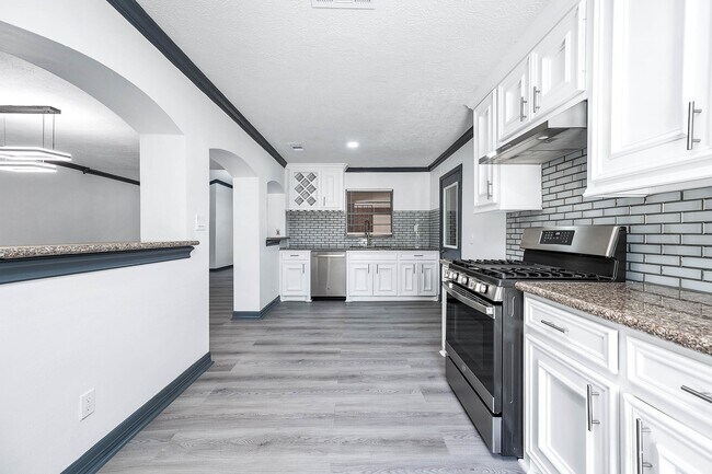 Building Photo - 8903 Sultan Dr