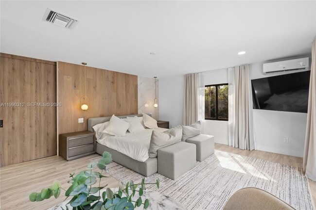 Building Photo - 116 W 1st Ct