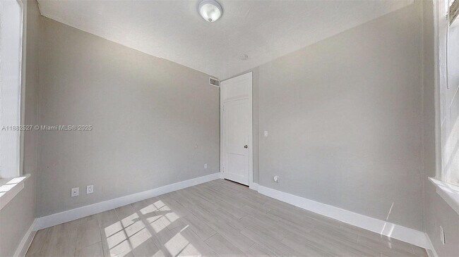 Building Photo - 433 NW 25th Ave