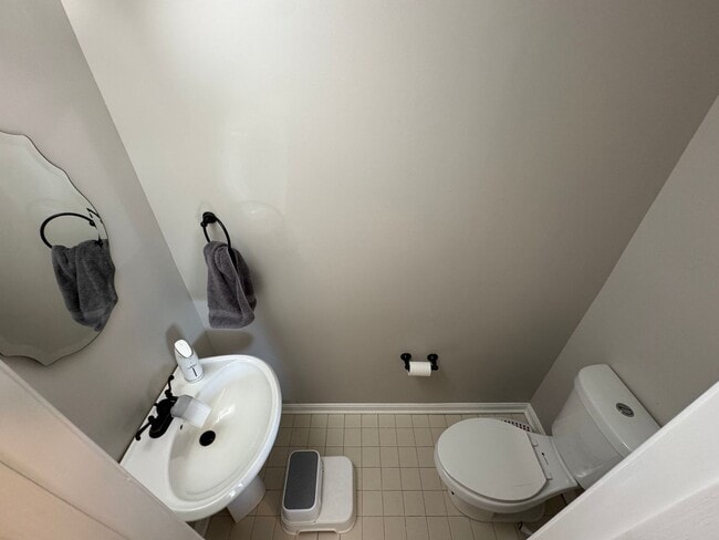 Building Photo - Gorgeous 3 Bed 2/2 Bath Interior Townhome In Little Rocky Run