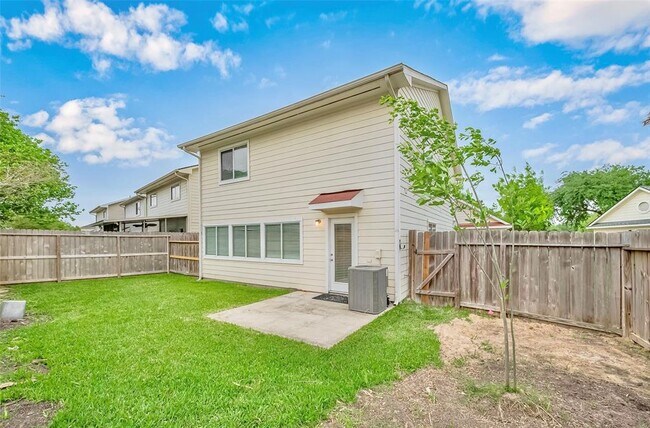 Building Photo - 5711 Silver Oak