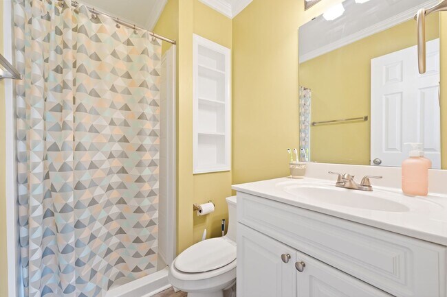 Building Photo - Sunlit Downing Creek townhome with private deck, open layout, and easy access to Duke, UNC, and RTP.