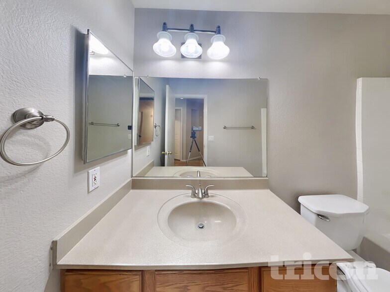 Building Photo - 5521 N 103rd Dr