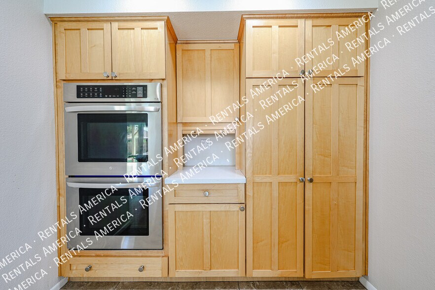 Building Photo - 2636 S Reyes