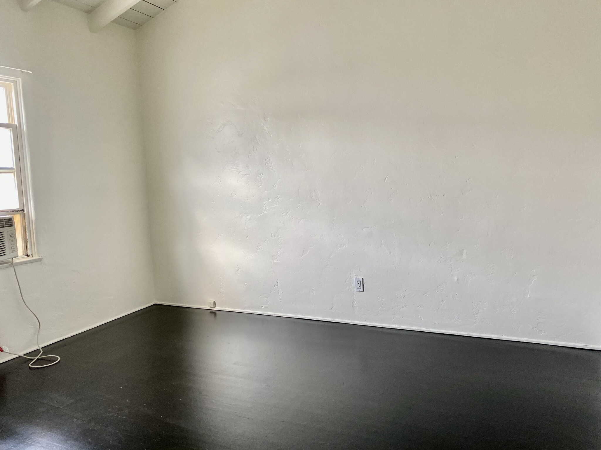 bedroom - 1044 N Crescent Heights Blvd