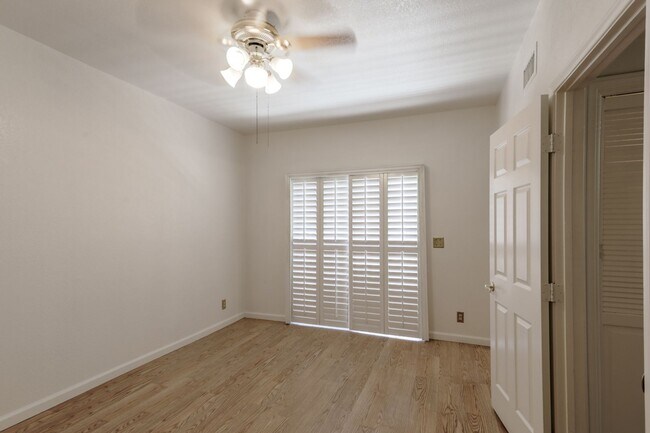 Building Photo - Great 1st Floor 2 Bed Condo