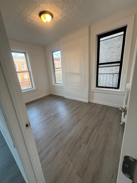 Building Photo - 506 52nd St